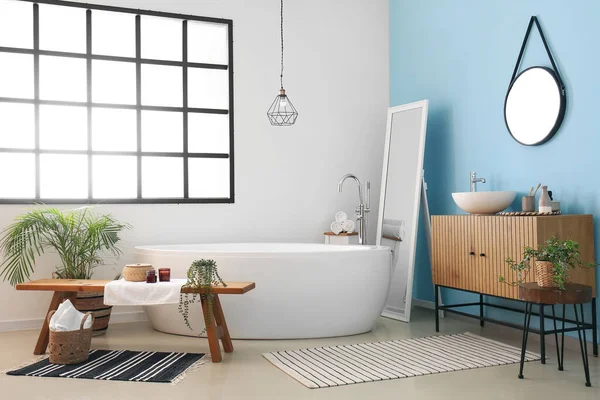 Stilvolles Badezimmer Mit Holzschrank Badewanne Spiegel Und Waschbecken — Stockfoto