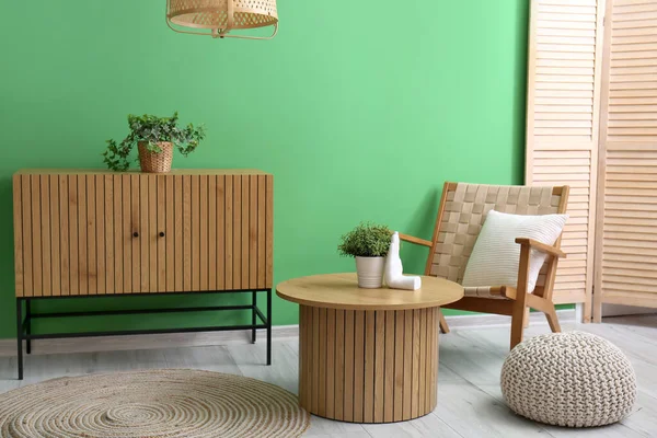 Gemütliche Sessel Couchtisch Hocker Und Holzschrank Wohnzimmer — Stockfoto