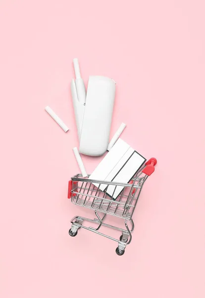 Összetétel Bevásárlókosárral Modern Elektronikus Szivar Csomag Pálcika Rózsaszín Háttér — Stock Fotó