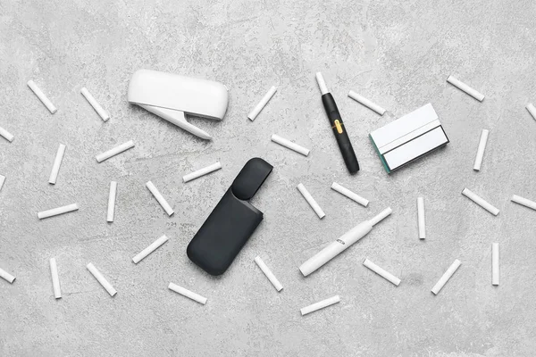 Sammansättning Med Moderna Elektroniska Cigarrer Och Pinnar Grunge Bord — Stockfoto