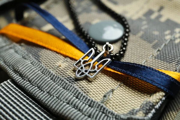 带乌克兰国徽的链子 军事包上的缎带 — 图库照片