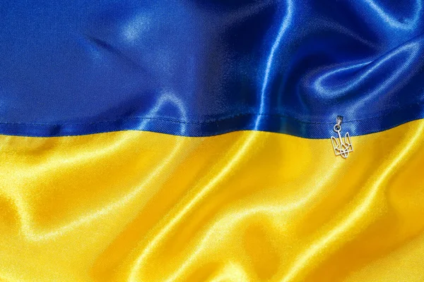 旗の上に腕のウクライナのコートとペンダント — ストック写真