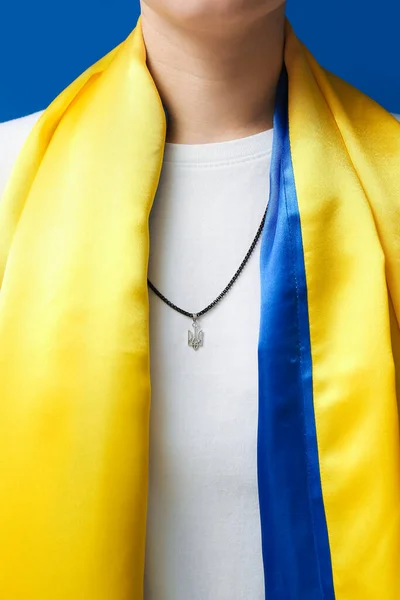 Женщина Цепи Украинским Гербом Флагом Синем Фоне Крупный План — стоковое фото