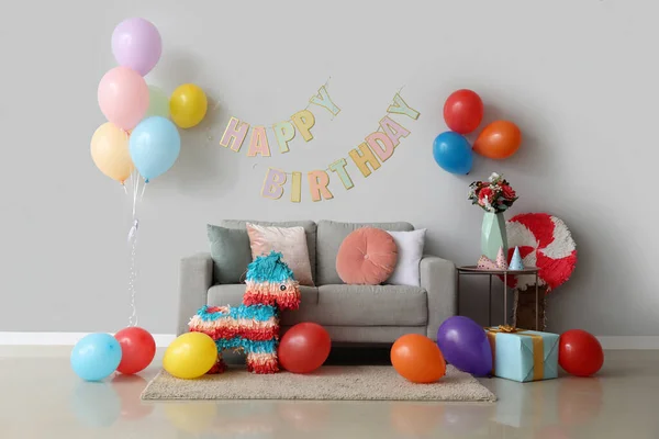 Wnętrze Salonu Urządzone Urodziny Balonami Pinatami Girlandami — Zdjęcie stockowe