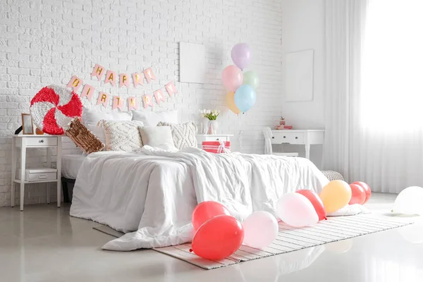房间的内部装饰有气球 松果和花环 以庆祝生日 — 图库照片
