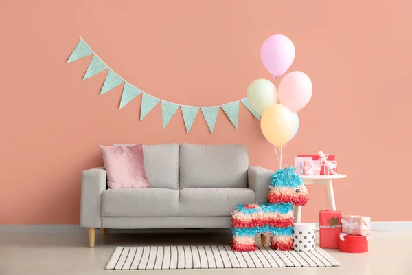 室内装饰有气球 松果和花环 以庆祝生日 — 图库照片