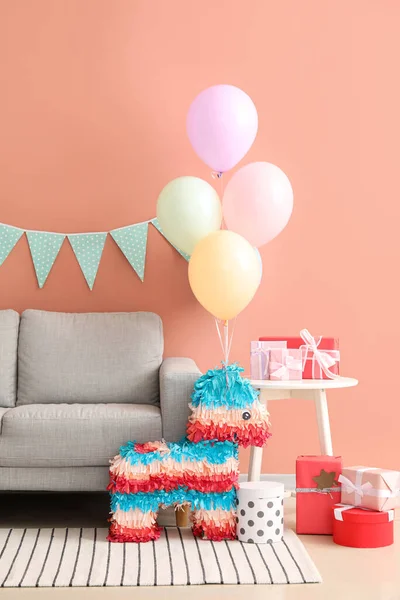 Wnętrze Salonu Urządzone Urodziny Balonami Piniatą Girlandą — Zdjęcie stockowe