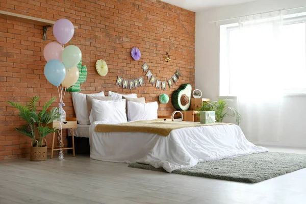 室内装饰为生日宴会用花生酱 气球和花环装饰的卧室 — 图库照片