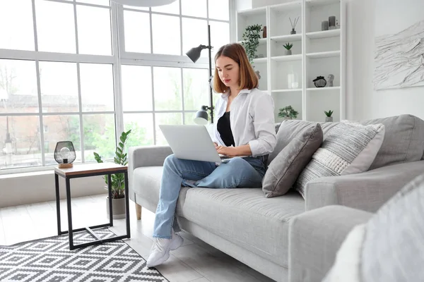 Pretty Young Woman Sitting Grey Sofa Using Modern Laptop Light — Stock Photo, Image