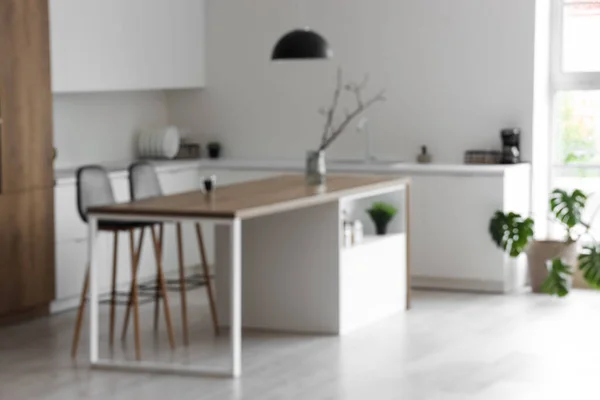 Interieur Van Moderne Keuken Met Eiland Stoelen Witte Balies Wazig — Stockfoto