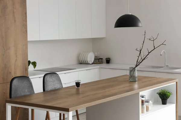 Interior Cozinha Moderna Com Ilha Cadeiras Balcões Brancos — Fotografia de Stock