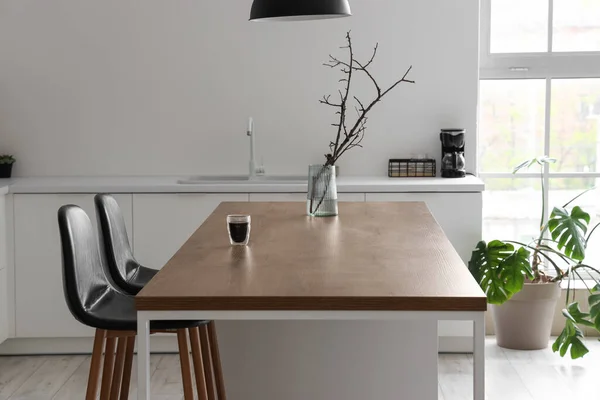Vase Mit Baumzweigen Und Kaffeeglas Auf Insel Moderner Küche — Stockfoto