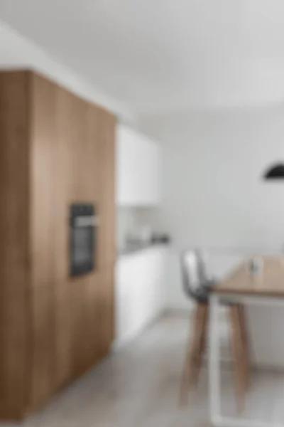 Interior Cozinha Moderna Com Ilha Forno Embutido Balcões Brancos Vista — Fotografia de Stock