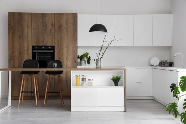 Interieur Van Moderne Keuken Met Eiland Ingebouwde Oven Witte Toonbanken — Stockfoto