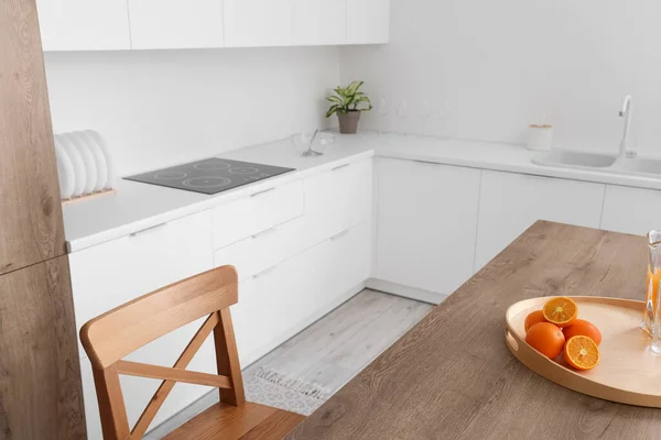 Interior Cozinha Moderna Com Laranjas Frescas Mesa Balcões Brancos — Fotografia de Stock