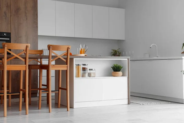Ada Sandalye Beyaz Tezgahlı Modern Mutfak — Stok fotoğraf