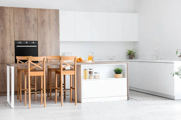 Interieur Van Moderne Keuken Met Eiland Stoelen Ingebouwde Oven Witte — Stockfoto