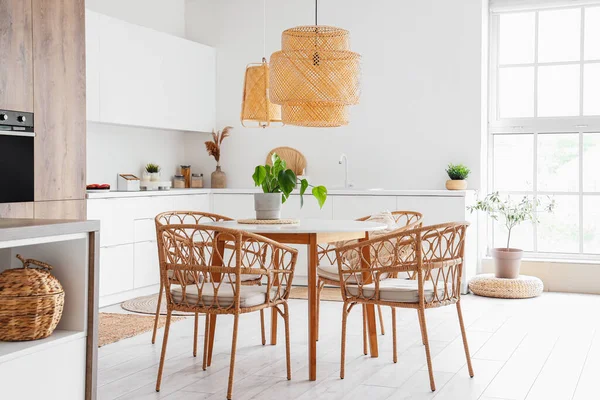 Wnętrze Jasnej Kuchni Stołem Krzesłami Białymi Licznikami — Zdjęcie stockowe