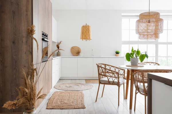 Interior Dari Dapur Ringan Dengan Oven Built Meja Kursi Dan — Stok Foto