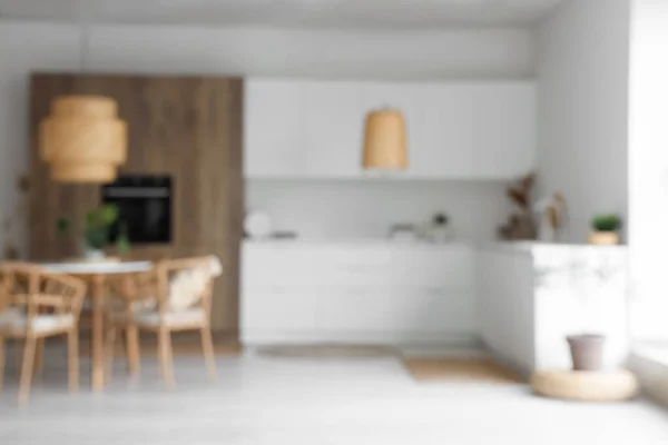 轻便厨房的内部 内置烤箱 椅子和白色柜台 视线模糊 — 图库照片