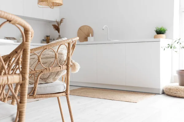 明るいキッチンのインテリアの居心地の良い椅子と白いカウンター — ストック写真