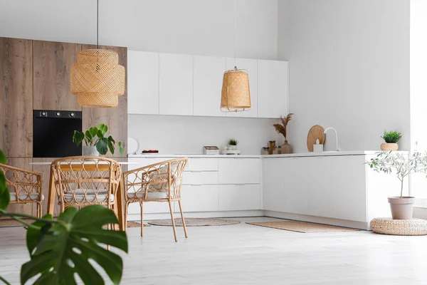 Interior Cocina Ligera Con Horno Empotrado Mesa Sillas Mostradores Blancos — Foto de Stock