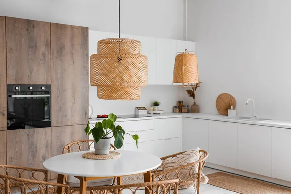 Interieur Van Lichte Keuken Met Ingebouwde Oven Tafel Stoelen Witte — Stockfoto