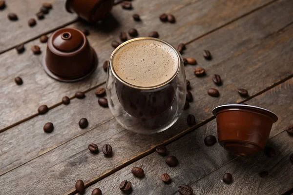 Glas Heerlijke Koffie Peulen Bonen Houten Tafel — Stockfoto