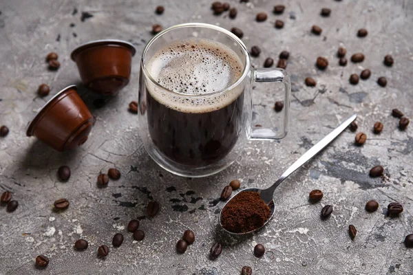Tasse Leckerer Kaffee Pads Und Bohnen Auf Grauem Grunge Tisch — Stockfoto
