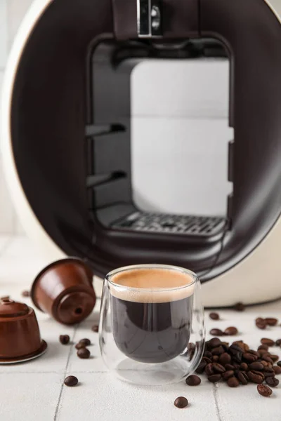 Glas Köstlichen Espresso Kapsel Kaffeemaschine Pads Und Bohnen Auf Weiß — Stockfoto