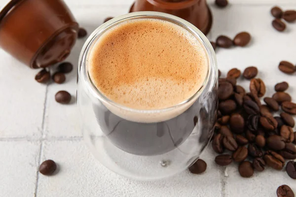 Glas Heerlijke Espresso Peulen Bonen Witte Betegelde Tafel — Stockfoto