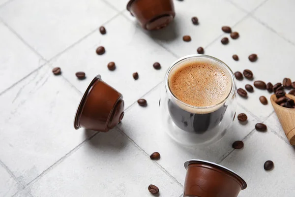 Taza Exquisito Espresso Vainas Frijoles Sobre Mesa Azulejos Blancos — Foto de Stock