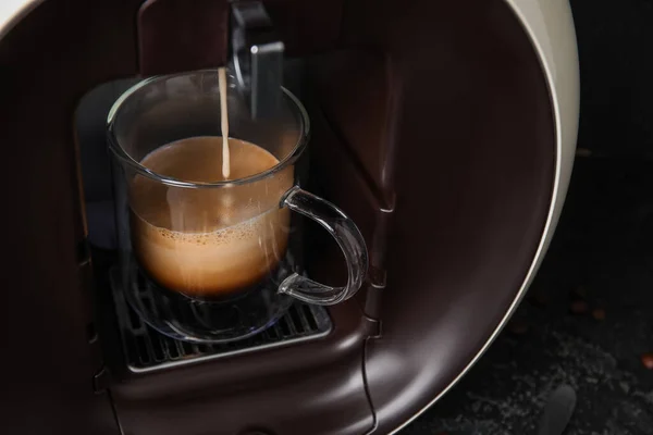 Cápsula Moderna Máquina Café Com Espresso Gotejamento Copo Vidro Close — Fotografia de Stock