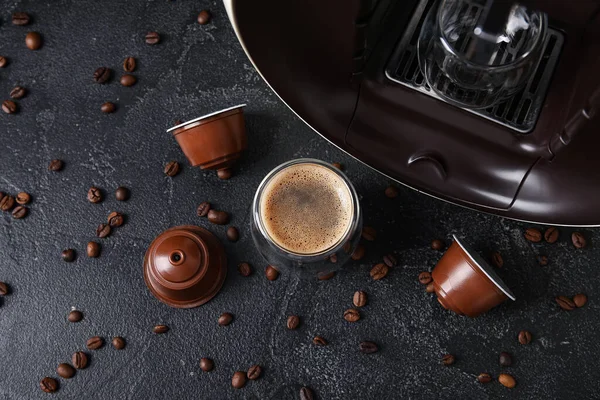Glas Heerlijke Espresso Capsule Koffiezetapparaat Peulen Bonen Zwarte Grunge Tafel — Stockfoto