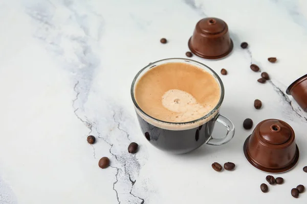 Taza Exquisito Espresso Vainas Frijoles Sobre Mesa Blanca —  Fotos de Stock