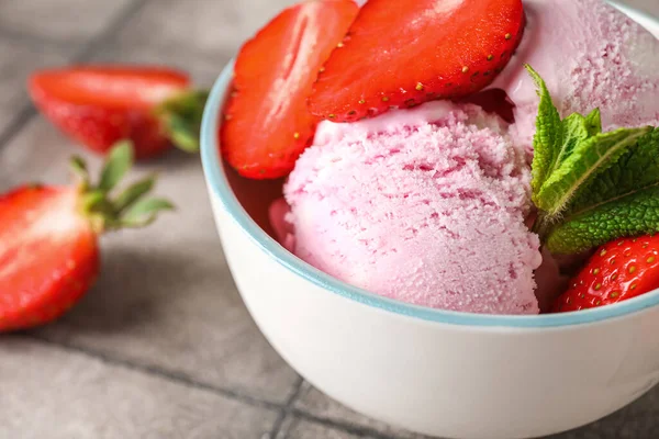Ένα Μπολ Νόστιμο Παγωτό Φρέσκες Φράουλες Και Μέντα Γκρι Grunge — Φωτογραφία Αρχείου