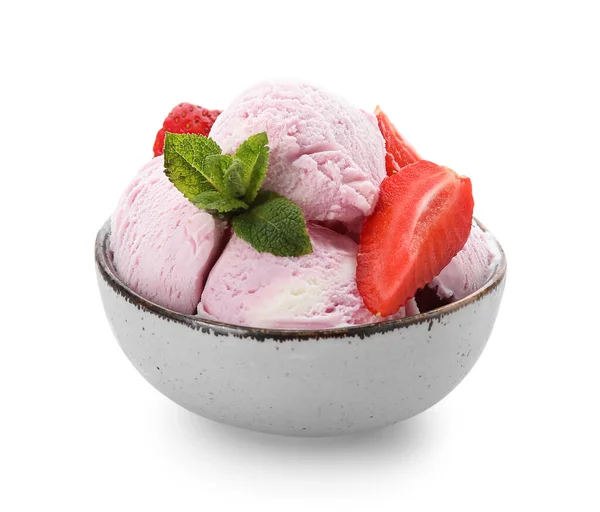 用新鲜草莓和薄荷与白色背景隔离的美味冰淇淋勺碗 — 图库照片