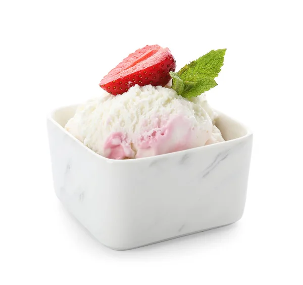 Mísa Lahodné Zmrzliny Čerstvými Jahodami Mátou Izolované Bílém Pozadí — Stock fotografie