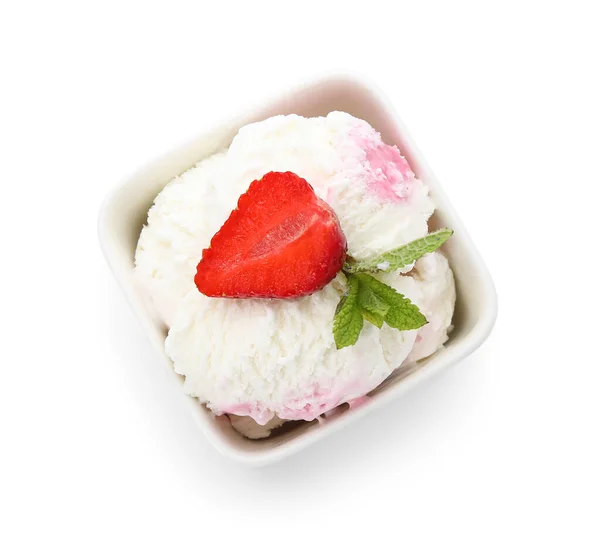 배경에 딸기와 박하를 곁들인 맛있는 아이스크림 — 스톡 사진