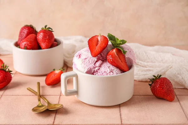 杯子里有美味的冰淇淋 新鲜草莓和薄荷糖 放在粉红的桌子上 — 图库照片