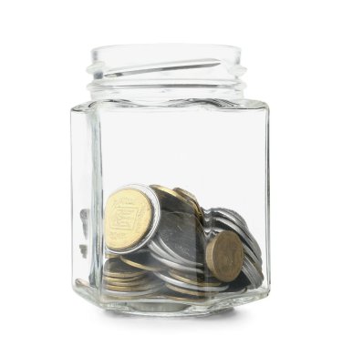 Bozuk paralarla dolu kavanoz beyaz arka planda. Tasarruf kavramı