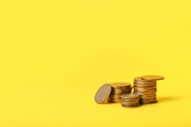 Sarı arkaplanda para yığınları