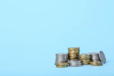 Mavi arkaplanda para yığınları