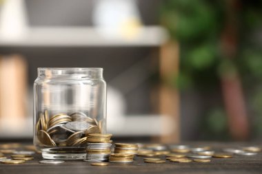 Bulanık arka planda bozuk paralarla dolu kavanoz. Tasarruf kavramı