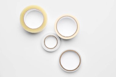 Beyaz arkaplanda yapışkan bant ruloları