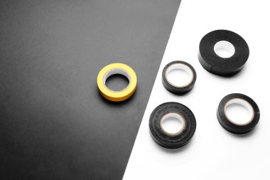 Renkli arkaplanda yapışkan bant ruloları