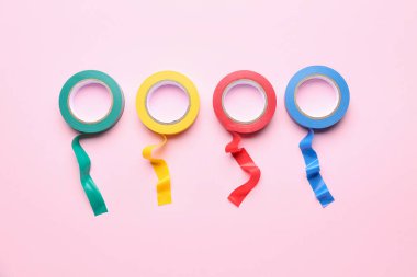 Pembe arka planda yapışkan bant ruloları