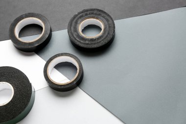 Renkli arkaplanda yapışkan bant ruloları