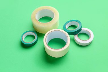 Yeşil arkaplanda yapışkan bant ruloları