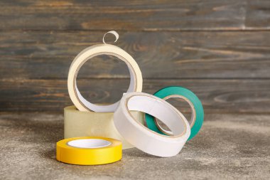 Gri masada yapışkan bant ruloları